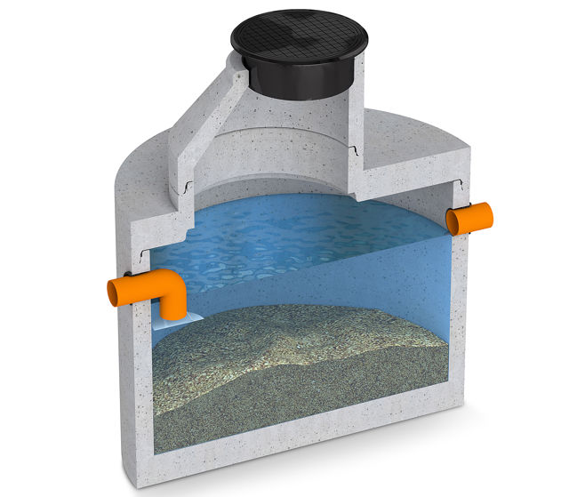 Sprängskiss av en slamavskiljare i betong;med synlig inlopps- och utloppsledning;vattennivå samt sedimenterat slam i botten. Produkten används för att separera fasta partiklar från avloppsvatten.