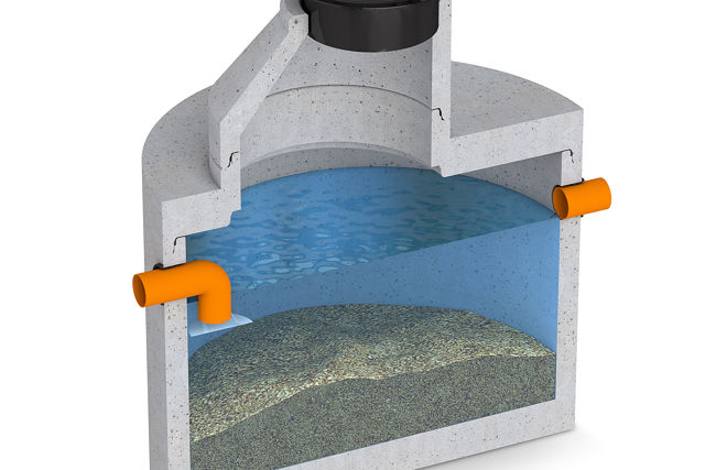 Sprängskiss av en slamavskiljare i betong;med synlig inlopps- och utloppsledning;vattennivå samt sedimenterat slam i botten. Produkten används för att separera fasta partiklar från avloppsvatten.