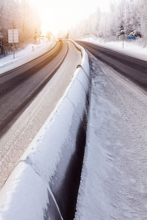 Barriärelementet Linebloc monterade i snöbelagd trafikmiljö.