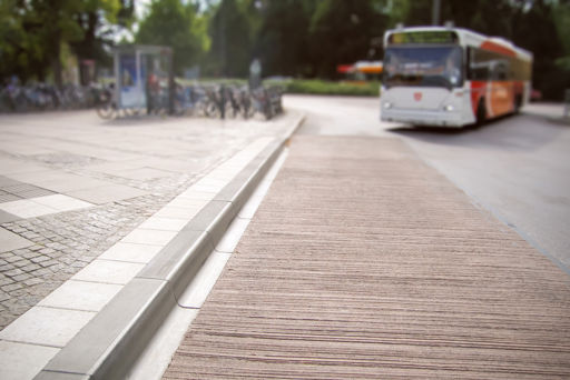 Busshållplatskantstöd monterade vid en busshållplats