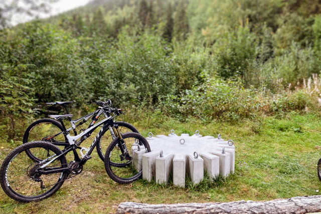 Cykelstället Kuggen på plats vid en utsiktsplats;med två mountainbikes parkerade.