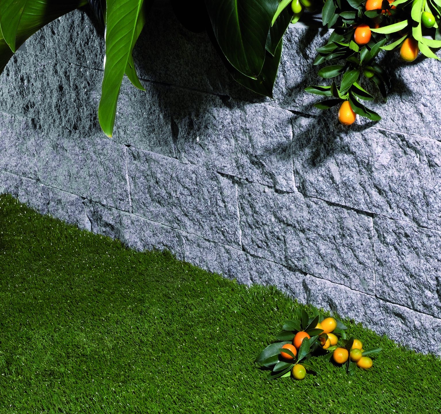 Ett utsnitt av en mur byggd av granitmurblock.