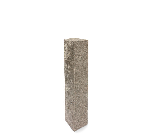 Produktbild på en stolpe i Bohus grå;granit. Stolpen har ett råkilat utförande och mäter 1300x300x300.