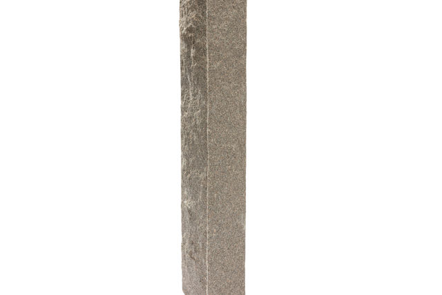Produktbild på en stolpe i Bohus grå;granit. Stolpen har ett råkilat utförande och mäter 1700x300x300.